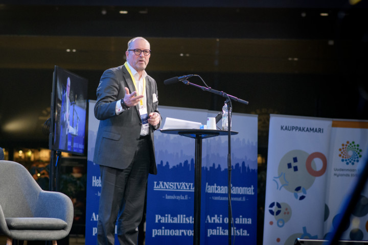 Maakuntajohtaja Ossi Savolainen Uudenmaan liitosta puhuu Metropoliareenassa 2023.