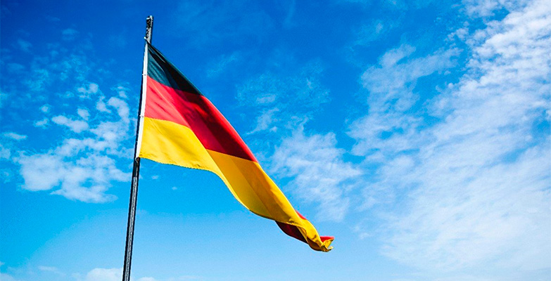 Saksan lippu ja sininen taivas.