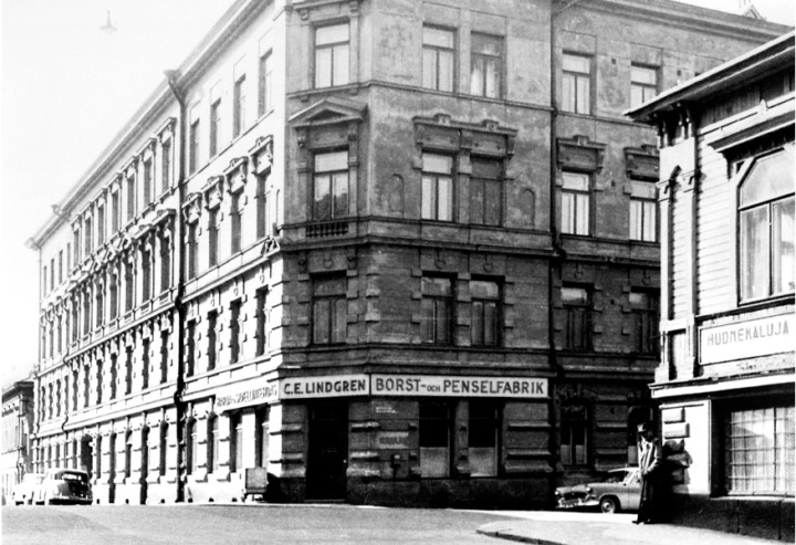 Helsinkiläisen Carl Edvard Lindgrenin vuonna 1881 Punavuorenkadulle perustama yritys on ensimmäinen teollisten harjojen ja siveltimien valmistaja Suomessa.