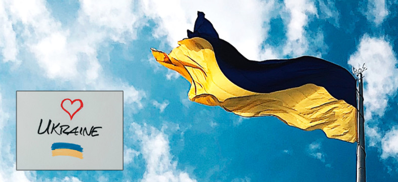 Ukrainan lippu ja sininen taivas.