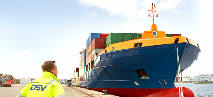 Laivalla eri puolilta maailmaa saapuvia tavarakontteja. Satamassa DSV:n työntekijä.