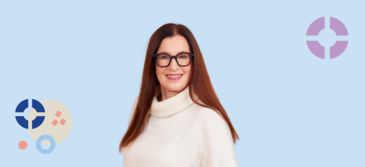 Pia Pakarinen vaalean sinisellä taustalla